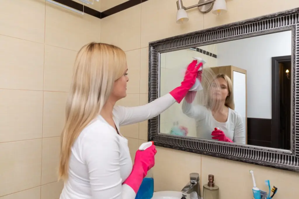 How to Clean the Bathroom Mirror Without Streaks? The Professional Method