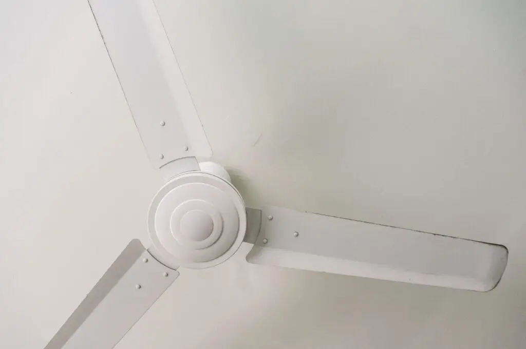 How to Clean Ceiling Fans Without Making a Mess?